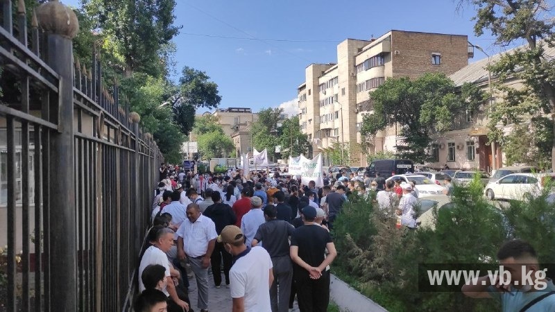 Сторонники Асылбека Жээнбекова и Торобая Зулпукарова вышли с митингом