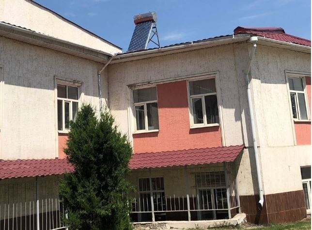 Экоактивисты установили солнечный водонагреватель в бишкекской школе