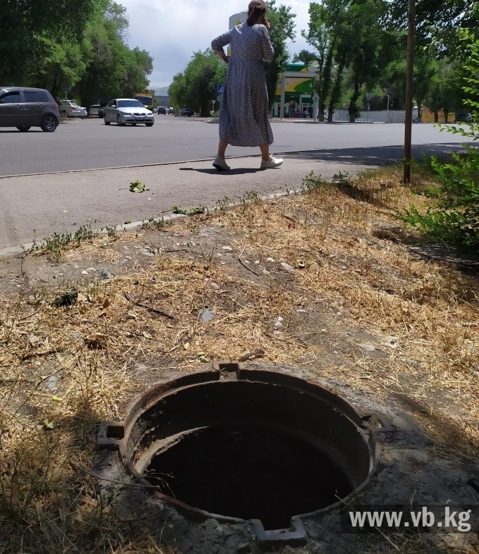 В Бишкеке рядом с больницей опасный люк