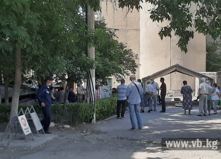 В Бишкеке электронная очередь за вакциной бессмысленна (фото)