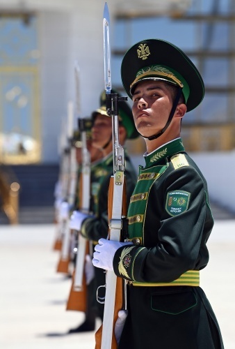 Президент КР прибыл в столицу Туркменистана - город Ашхабад