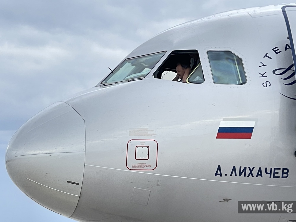 В аэропорт "Иссык-Куль" первым авиарейсом из Москвы прилетели 79 пассажиров