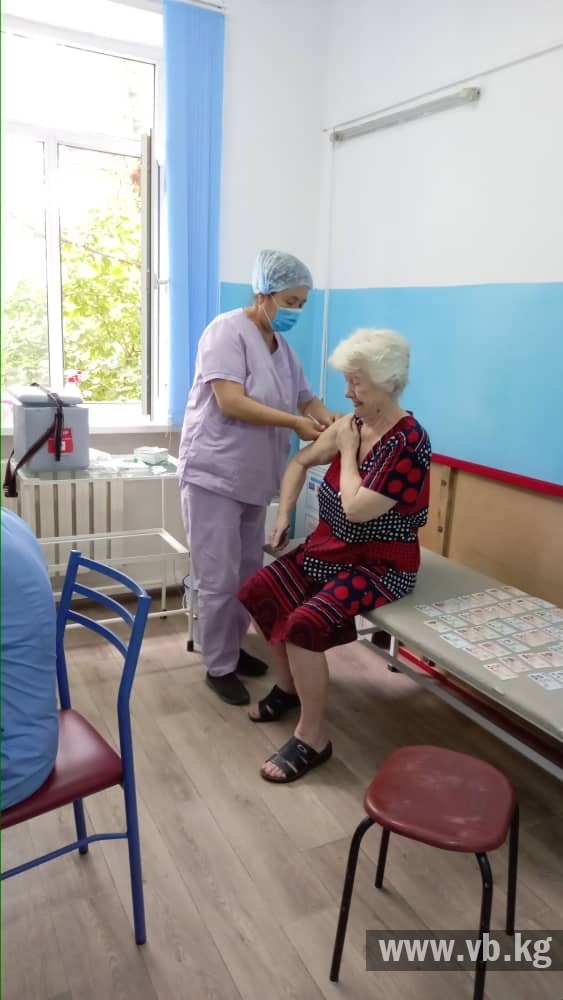 Подопечных бишкекского дома престарелых вакцинировали
