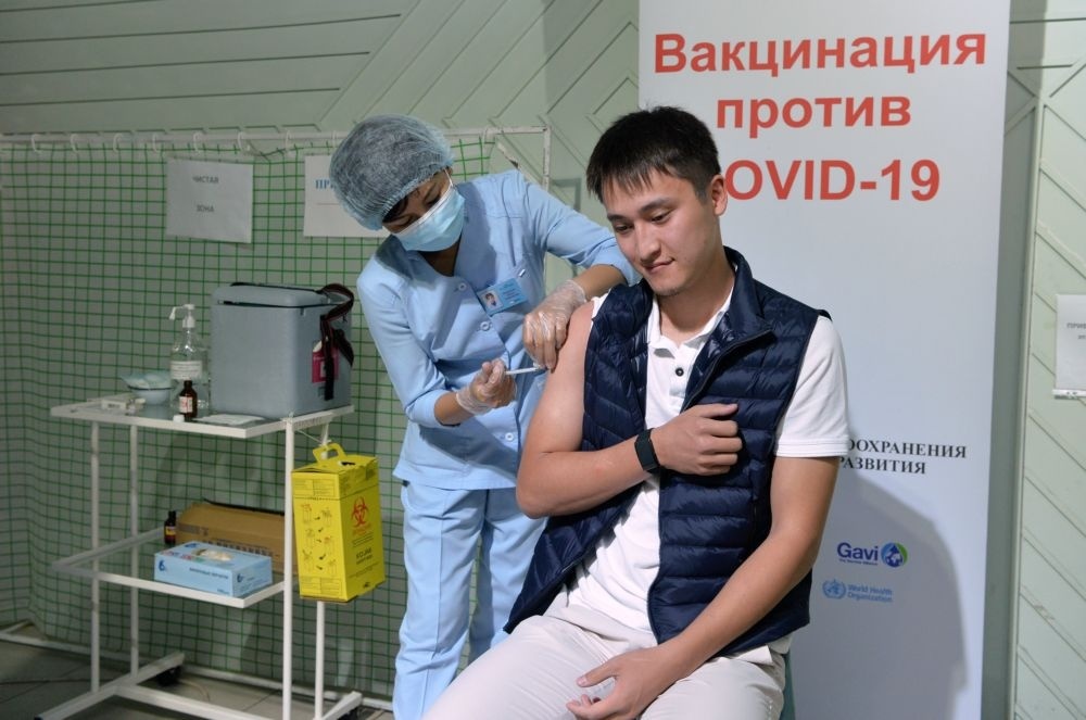 Садыр Жапаров и его сын сегодня привились от COVID-19 вакциной Sinopharm