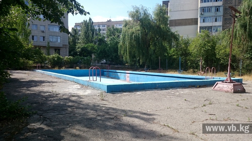 Детские бассейны в бишкекских дворах – мусор и разруха (фото)