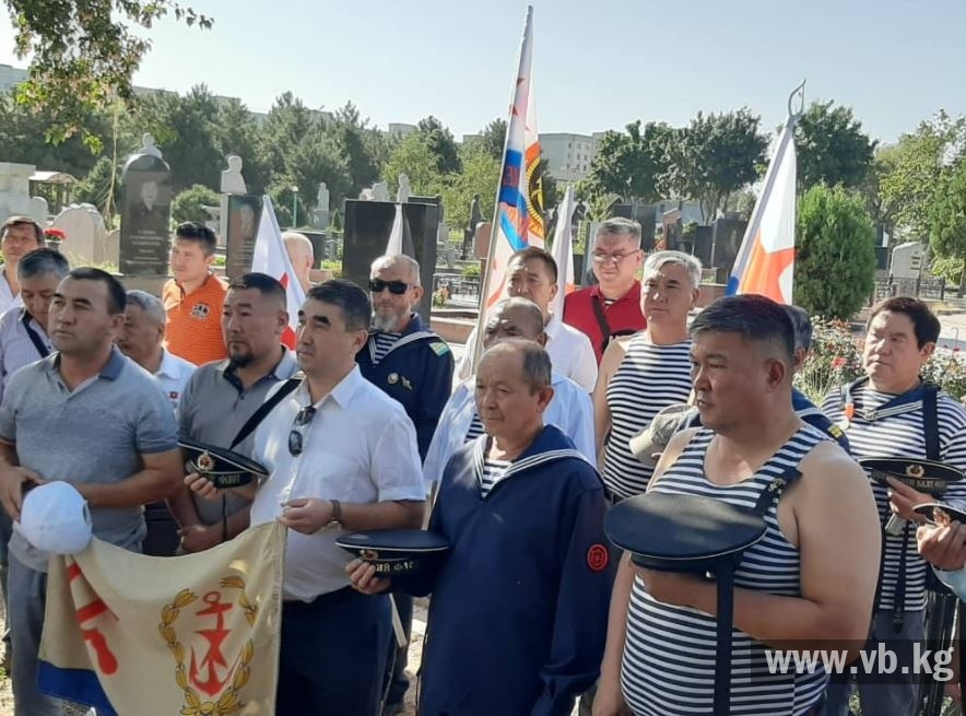 Ветераны ВМФ в Бишкеке возложили цветы к вечному огню (фото)