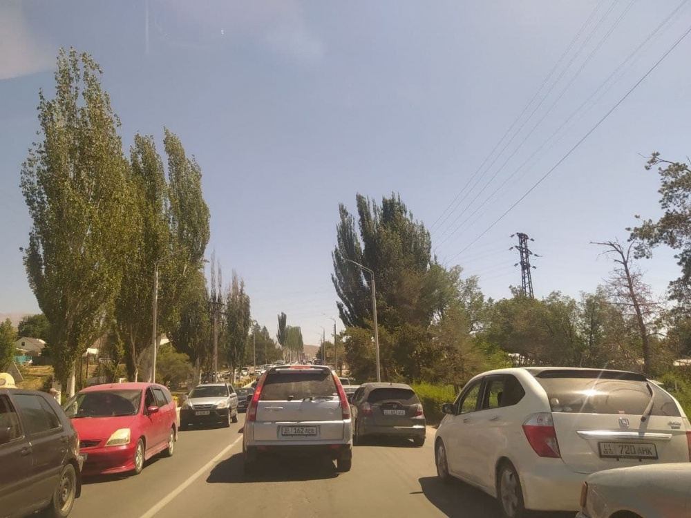 Бишкекские пробки в Чолпон-Ате из-за наплыва отдыхающих (фото)