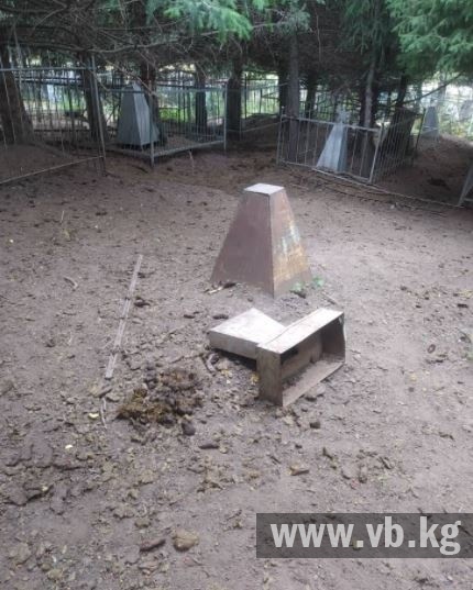 Русские жители Ак-Тюза просят остановить беспредел на их кладбище