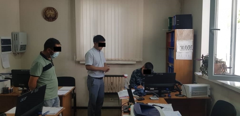 Задержан с поличным сотрудник железнодорожной таможни при получении взятки
