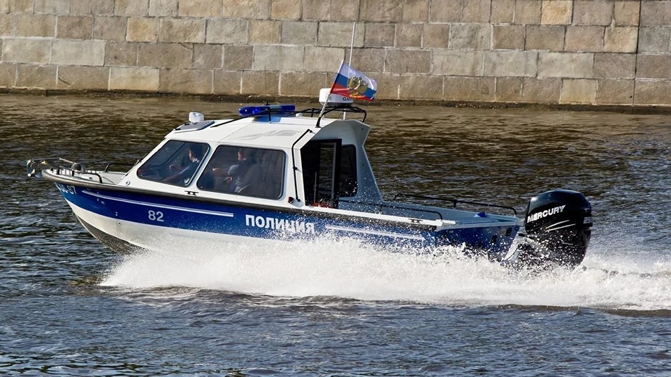 В Москве полицейские спасли тонувшую в реке кыргызстанку