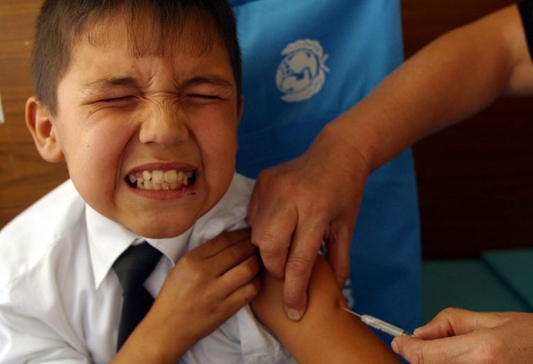 В Таджикистане хотят вакцинировать детей от COVID-19