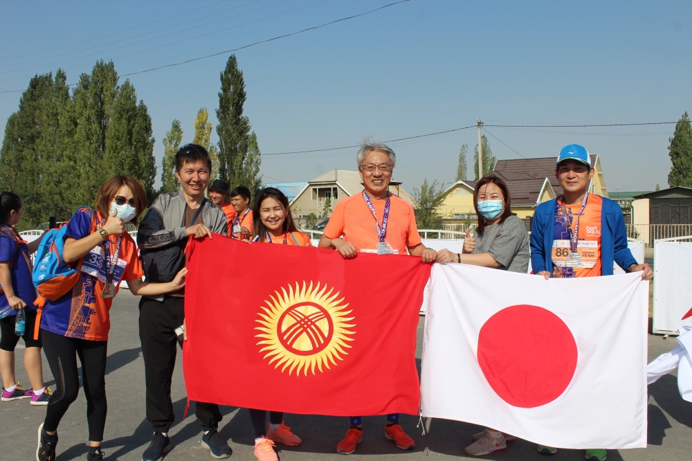 Сотрудники посольства Японии в КР приняли участие в Бишкекском полумарафоне