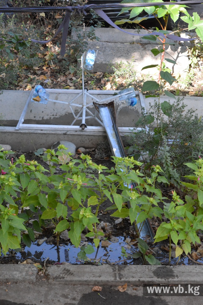 Рахматилла Амиров сделал водяную мельницу для полива уличных растений
