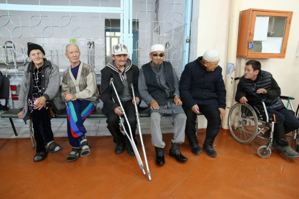 В Нижне-Серафимовском интернате поздравили постояльцев с Днем пожилых людей