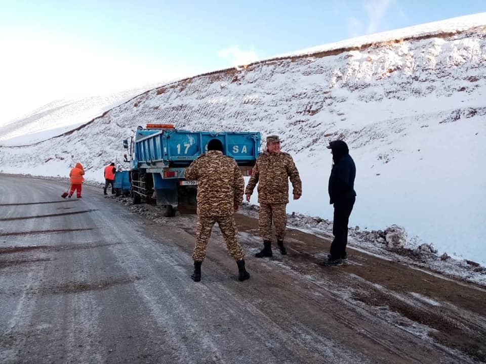 МЧС расчищает и посыпает трассу Бишкек-Нарын-Торугарт