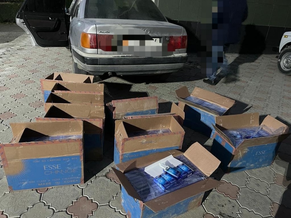 В Баткенской области таможенники задержали контрабандную партию сигарет