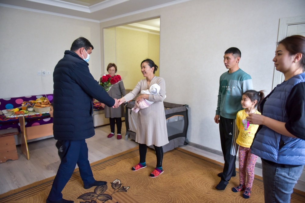 Мэр Бишкека посетил семью, где родились тройняшки