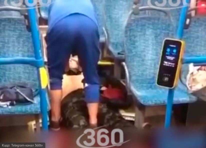 Пассажир со спущенными штанами приставал к молодой женщине в липецком автобусе