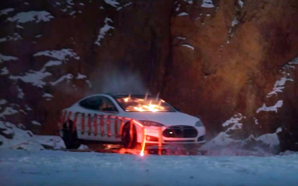 В Финляндии автовладелец взорвал свою Tesla Model S с манекеном Илона Маска