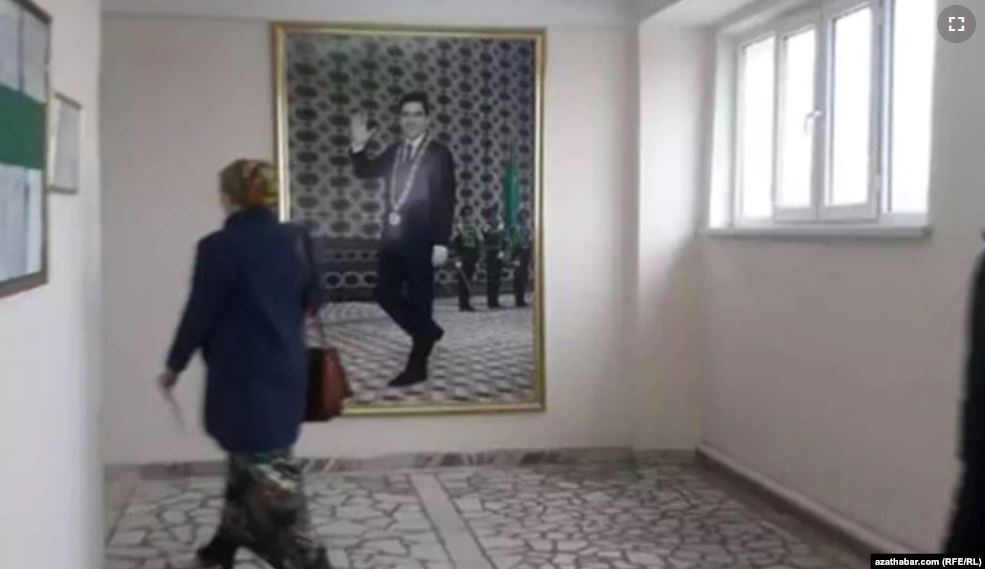 Госучреждения Туркменистана снова меняют портреты президента на "свежие"