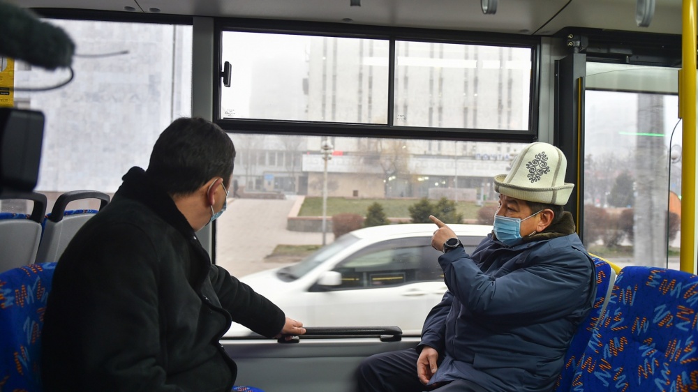 Акылбек Жапаров ознакомился с возможностями нового пассажирского автобуса