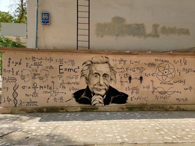 В Ташкенте коммунальщики закрасили граффити с Эйнштейном