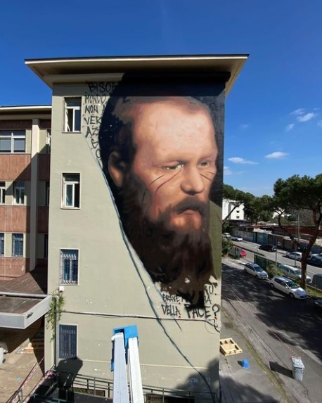 На стене университета в пригороде Неаполя появился мурал с Достоевским