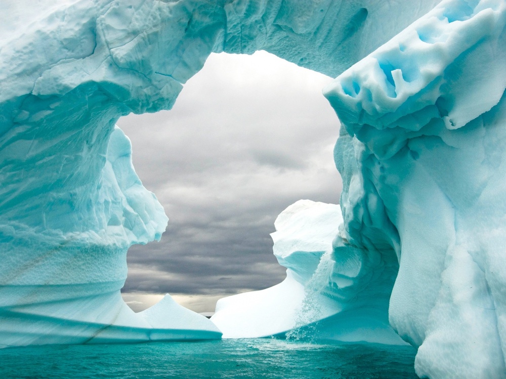 В Санкт-Петербург из Антарктиды доставили лед возрастом более 500 лет