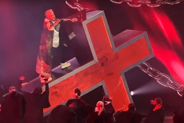 В РПЦ раскритиковали выступление Киркорова с декорацией в виде креста