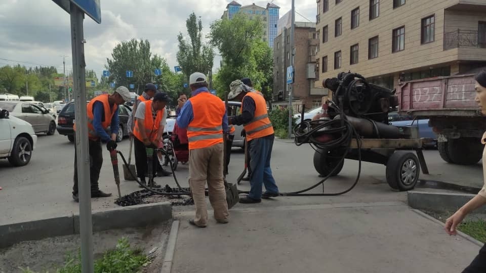 В Бишкеке продолжают благоустраивать дороги