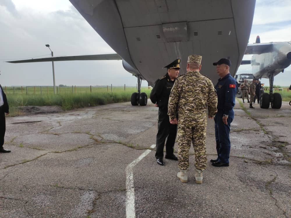 Глава ГКНБ Камчыбек Ташиев повез медиков в Баткенскую область