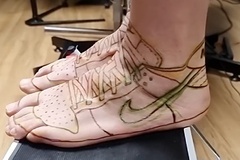 Мужчина сделал татуировку в виде кроссовок Nike на ногах ради экономии
