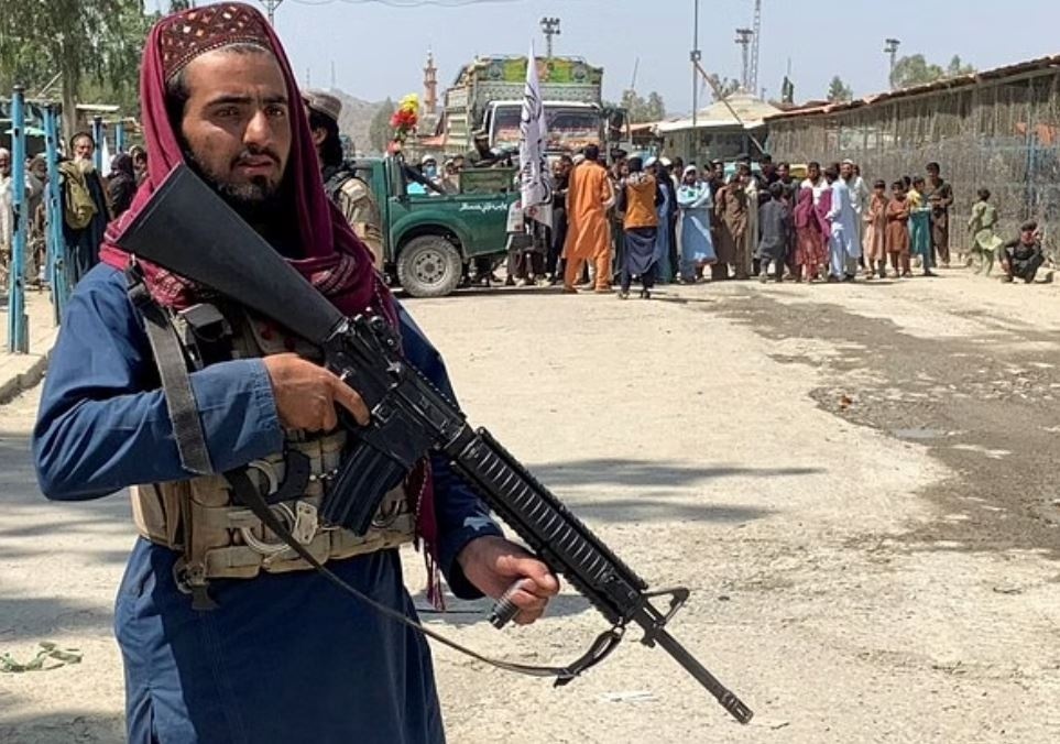 В Афганистане журналиста избили за то, что он носит брюки
