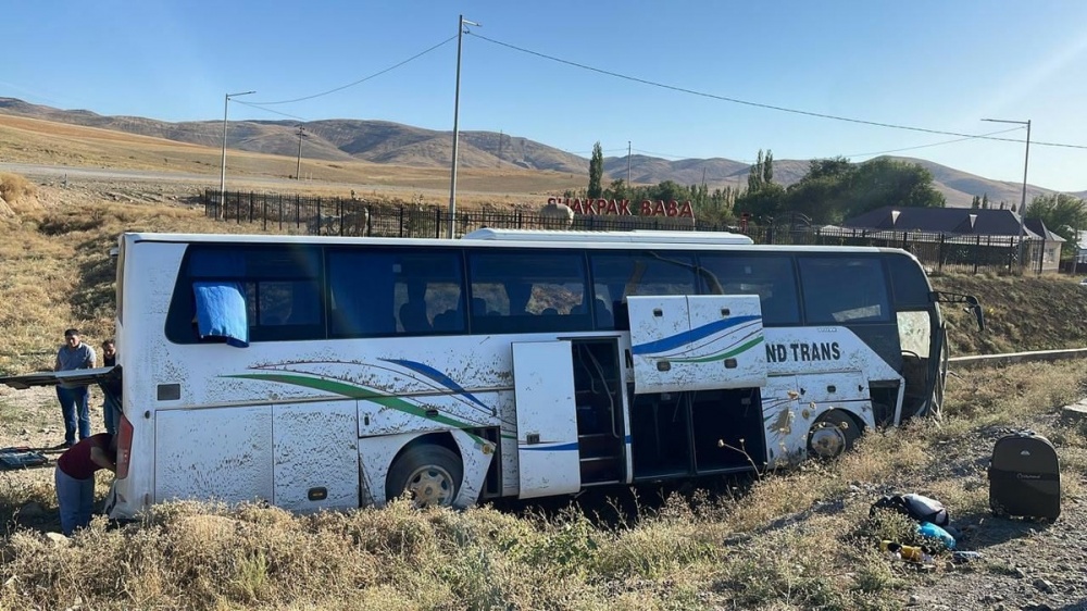 Автобус "Ташкент - Бишкек" попал в ДТП в Казахстане