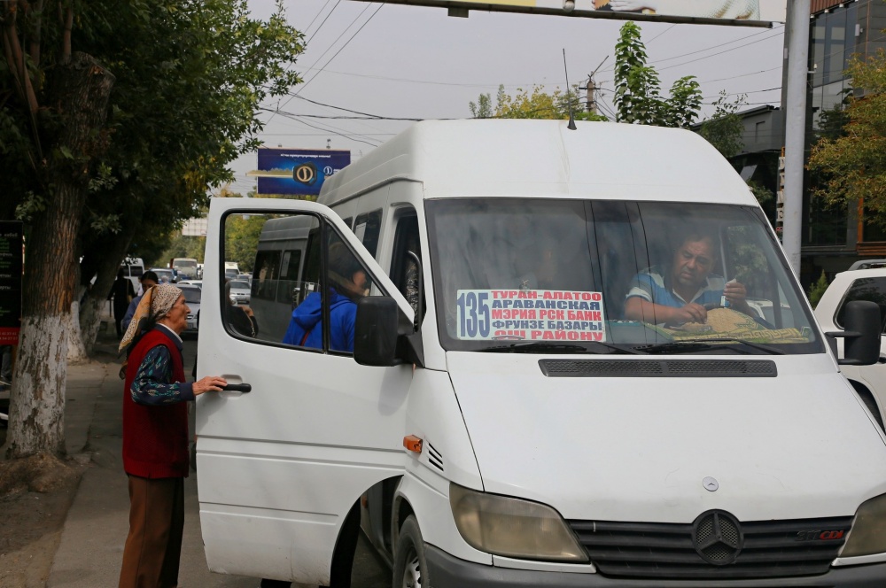В Оше проходят рейды по проверке маршрутных микроавтобусов