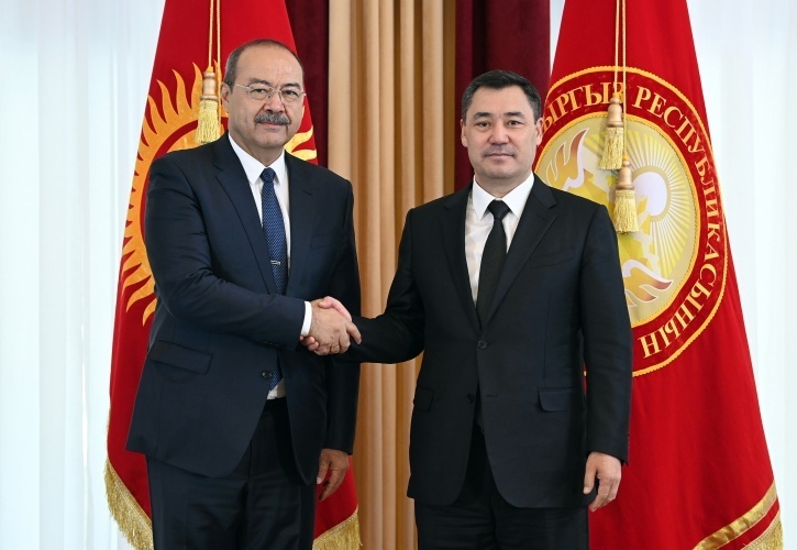 Садыр Жапаров встретил премьер-министра Узбекистана Абдуллу Арипова