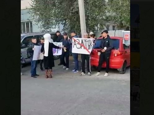 "Янки, гоу хоум!". Митингующие продолжают требовать закрыть "Азаттык"