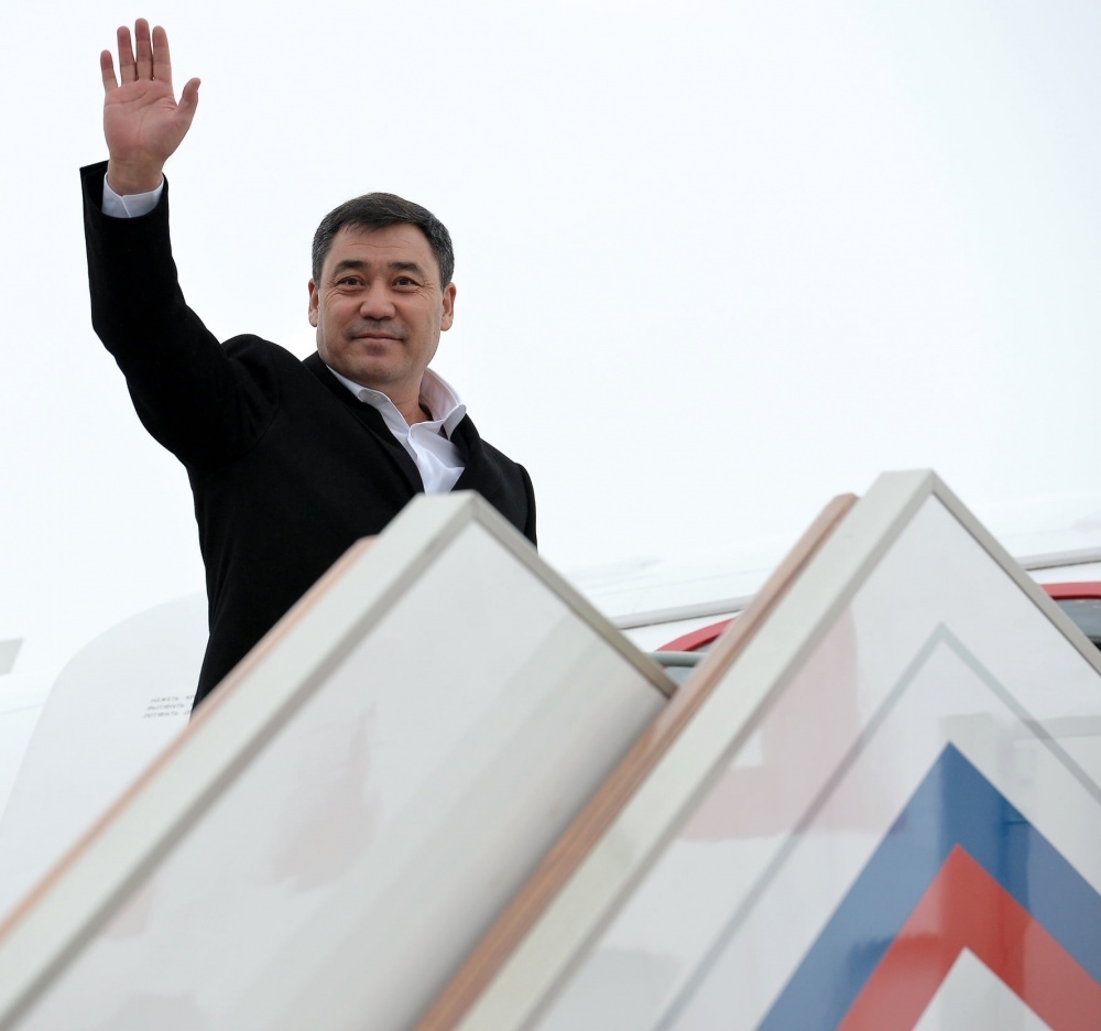Президент Садыр Жапаров вылетел с рабочим визитом в Казахстан
