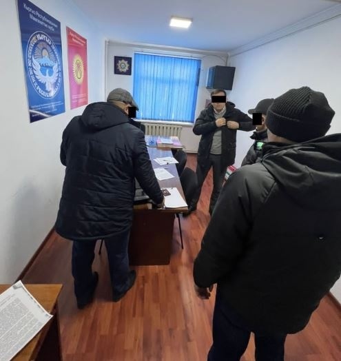 В Кара-Куле при получении взятки задержаны сотрудник прокуратуры и адвокат