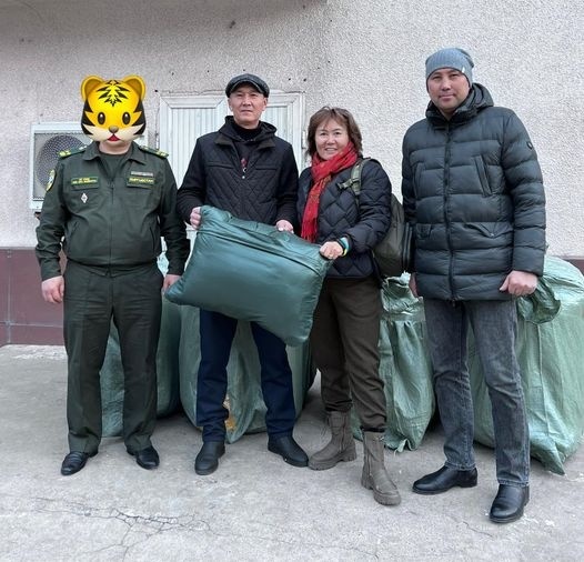 Кыргызстанцы из разных стран подарили пограничникам 50 спальных мешков