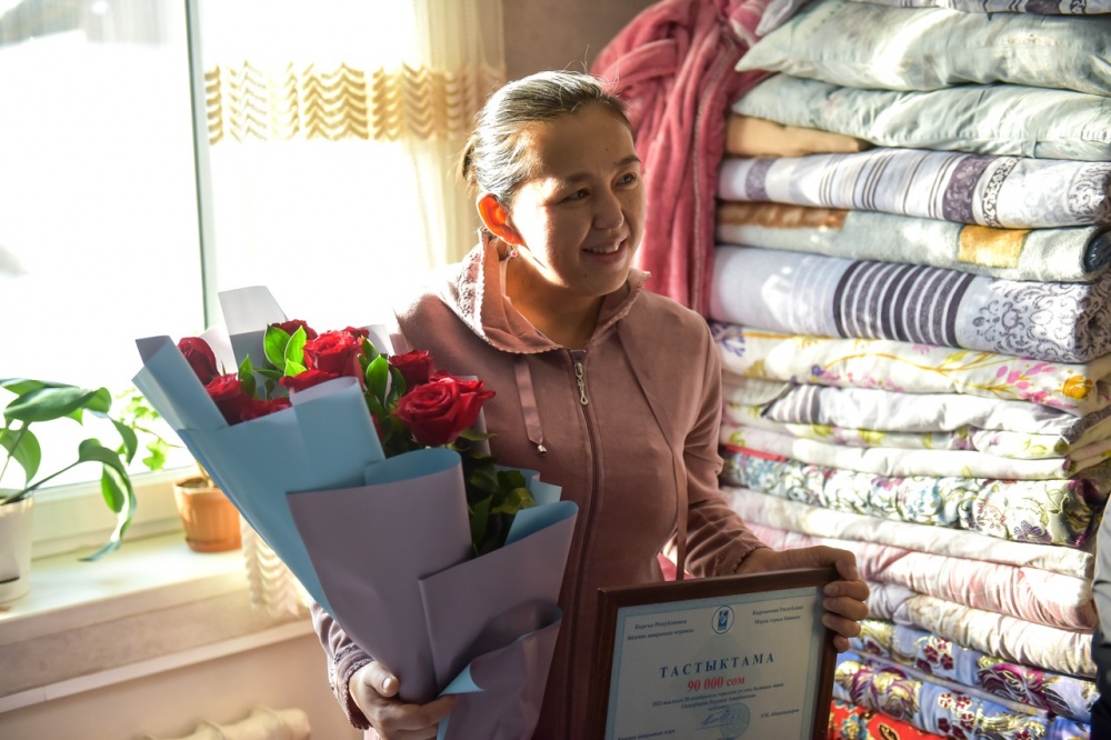 Мэр Бишкека вручил 90 тысяч сомов семье, в которой  родились тройняшки