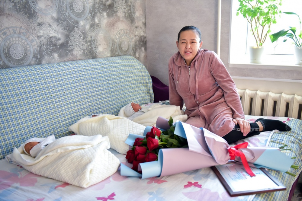 Мэр Бишкека вручил 90 тысяч сомов семье, в которой родились тройняшки