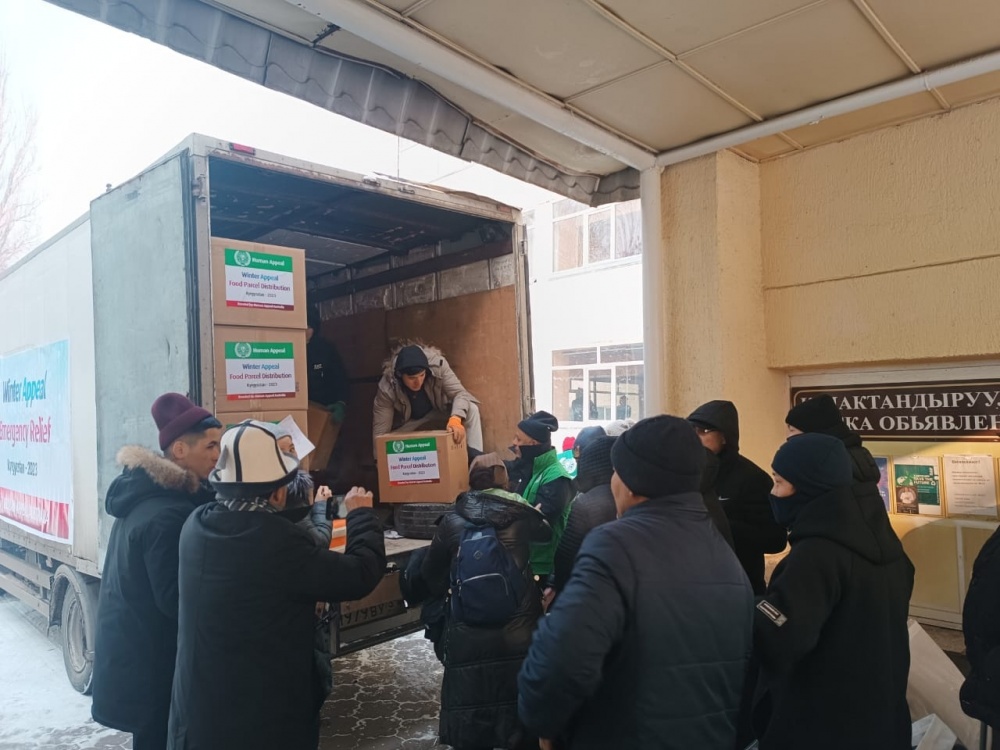 100 семей Бишкека получили гуманитарную помощь