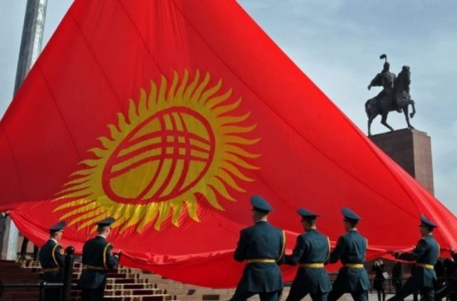 Садыр Жапаров поздравил кыргзстанцев с Днем Государственного флага
