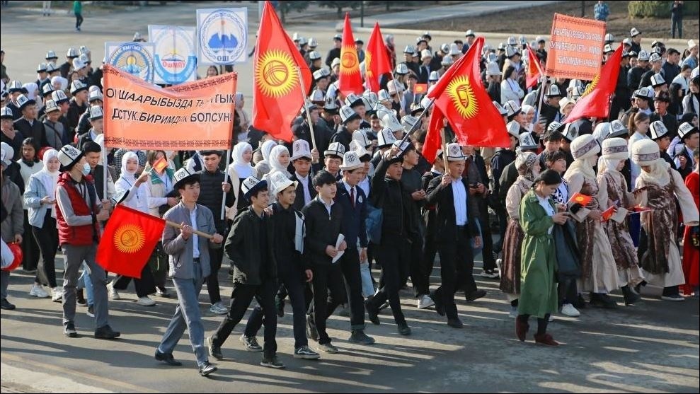 День калпака в Кыргызстане. Ош парад. АК калпак праздник. Улуттук гвардия.