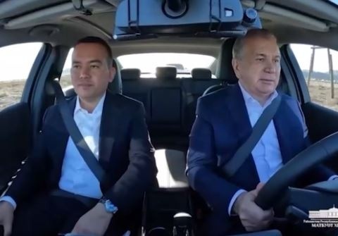 Президент Узбекистана сел за руль и раскритиковал качество дорог (видео)