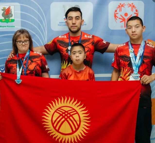 Кыргызстанцы заняли призовые места на турнире по плаванию "Победим вместе"
