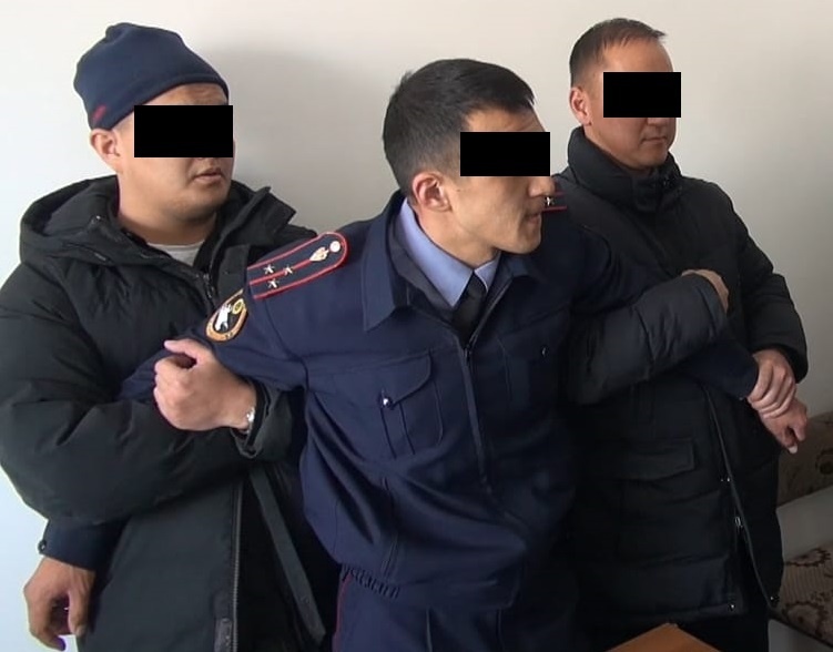 ГКНБ КР с поличным задержаны сотрудник прокуратуры и следователь МВД