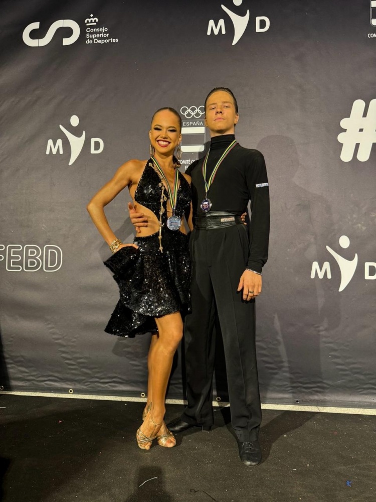 Танцоры из КР завоевали серебро на международном турнире в Испании
