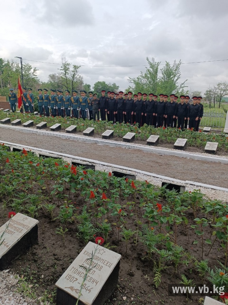 На братском кладбище "Кызыл-Аскер" прошел митинг-реквием